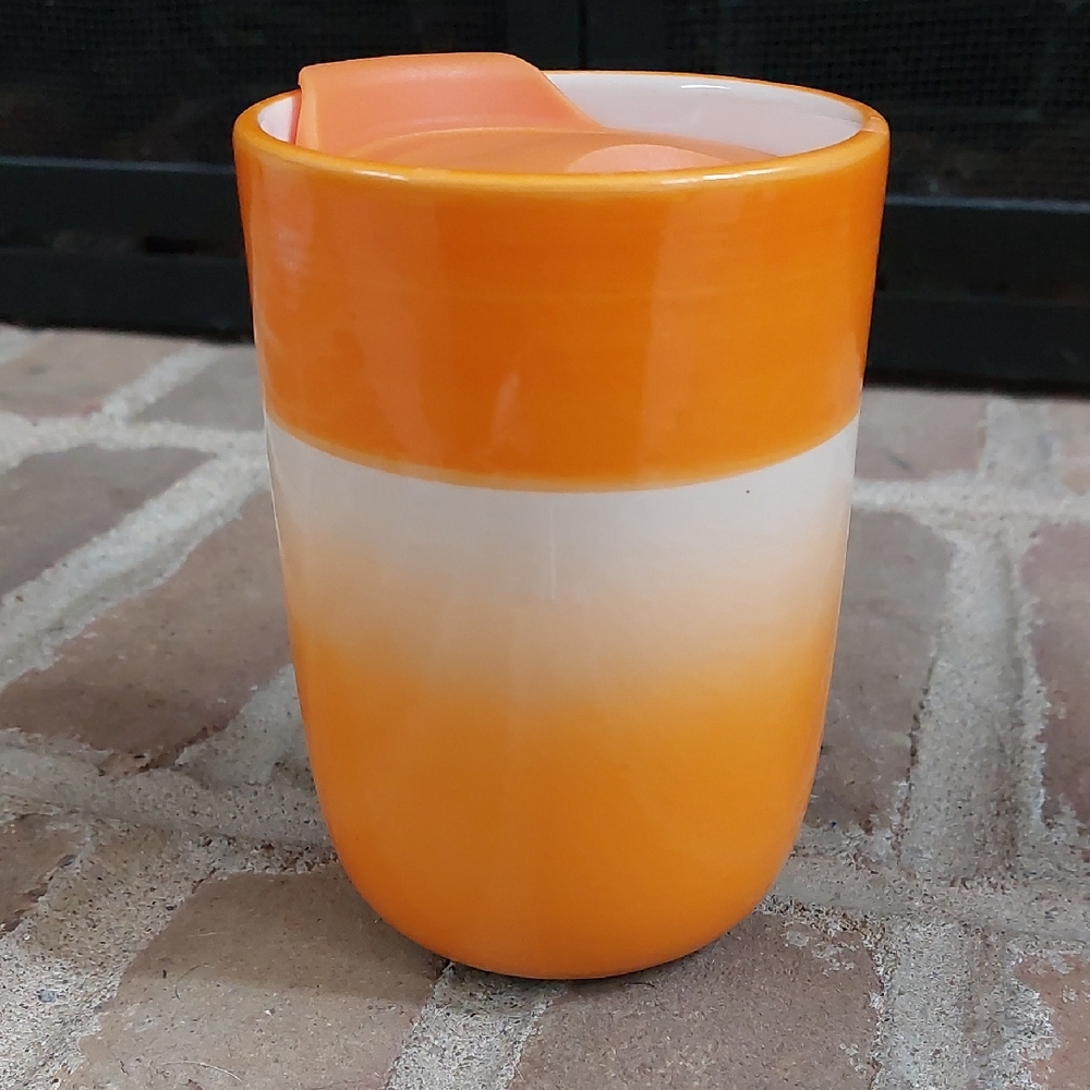 Ceramic coffee mug with lid